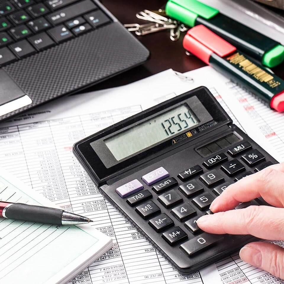 Klient płacący za usługę - cennik usług księgowych Płoc